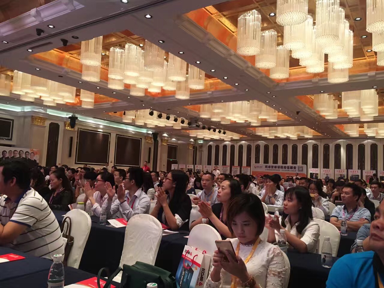 會(huì)議現(xiàn)場人山人海