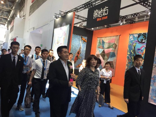 眾人參觀地毯