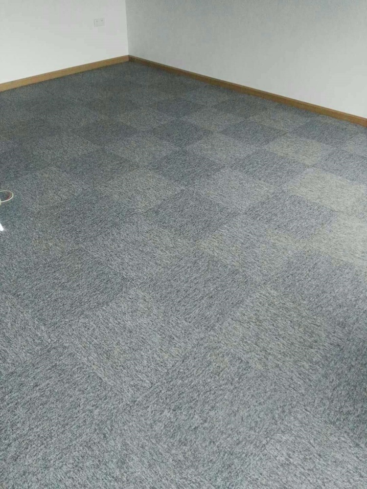 灰色方塊地毯