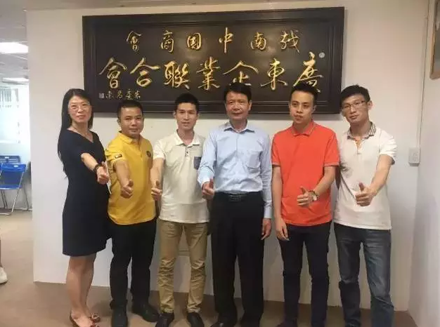 越南廣東商會會長徐豐培（左四）