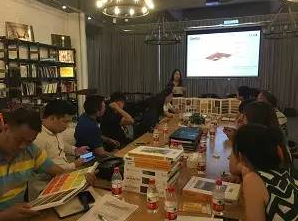 《潔福地板》技術(shù)支持專員梁貞女士講解