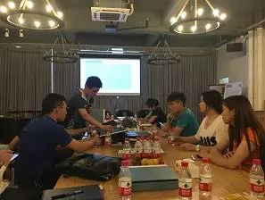 上下和地毯總經(jīng)理給大家認真講解