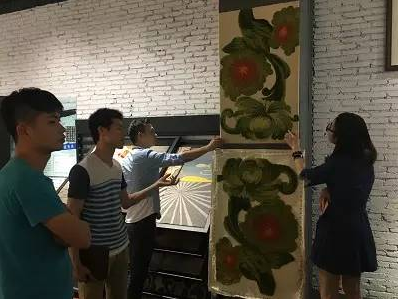 上下和地毯總經(jīng)理吳總給嘉賓們解說地毯